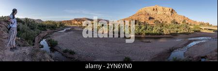 Sonnenuntergang über der wunderschönen historischen Stadt Ait Ben Haddou in Marokko, der berühmten Berberstadt mit vielen Kasbahs aus Lehm, die zum UNESCO-Weltkulturerbe gehört Stockfoto