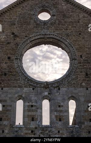 Zerstörte Fensterrosette im verlassenen Zisterzienserkloster San Galgano in der Toskana, Italien, Europa Stockfoto