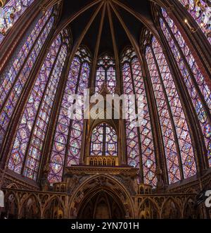 PARIS, FRANKREICH, 13. MAI 2022, das Innere der berühmten Sainte Chapelle in Paris mit beeindruckenden bunten Fenstern, Frankreich, Europa Stockfoto