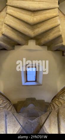 GRAZ, ÖSTERREICH, 15. SEPTEMBER 2022, ikonische mittelalterliche Doppelspiraltreppe im alten Schloss von Graz, Österreich, Europa Stockfoto