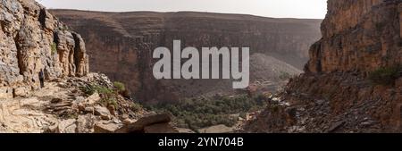 Panoramablick auf die berühmte Amtoudi-Schlucht im Antiatlas-Gebirge, Marokko, Afrika Stockfoto