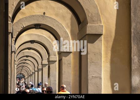 FLORENZ, ITALIEN, 21. SEPTEMBER 2023, ein Bogengang in der Nähe der Ponte Vecchio in der Innenstadt von Florenz, Italien, Europa Stockfoto