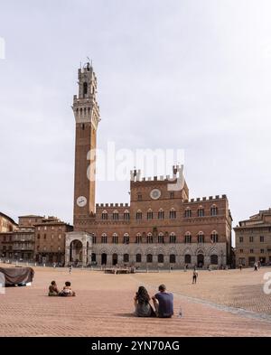 SIENA, ITALIEN, 23. SEPTEMBER 2023, der berühmte Palazzo Pubblico an der Piazza del Campo in der Innenstadt von Siena, Italien, Europa Stockfoto