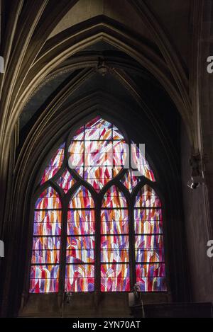 PARIS, FRANKREICH, 13. MAI 2022, Coloful Modern Window in einer Kirche in Paris, Frankreich, Europa Stockfoto