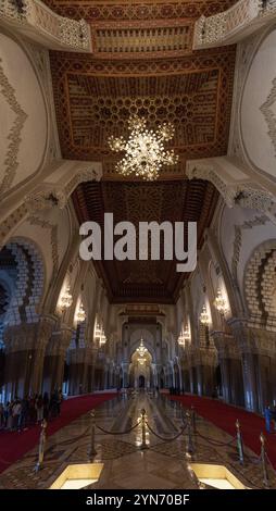 CASABLANCA, MAROKKO, 13. APRIL 2023, Inneres der berühmten Hassan II Moschee an der Küste von Casablanca, Marokko, Afrika Stockfoto