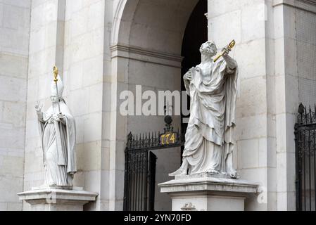 Marmorskulptur der Heiligen am Haupteingang des Salzburger Doms, Österreich, Europa Stockfoto