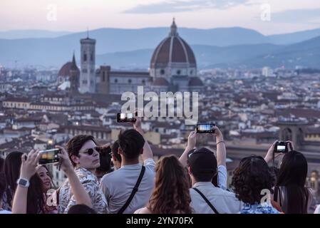 FLORENZ, ITALIEN, 21. SEPTEMBER 2023, große Touristenströme auf der Piazzale Michelangelo genießen Sonnenuntergang über Florenz, Italien, Europa Stockfoto