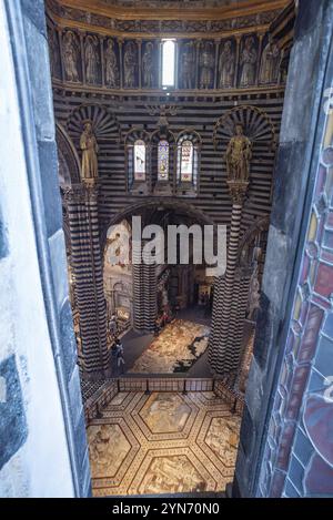 SIENA, ITALIEN, 23. SEPTEMBER 2023, Blick auf das Schiff der Kathedrale von Siena durch ein oberes Dachfenster Stockfoto