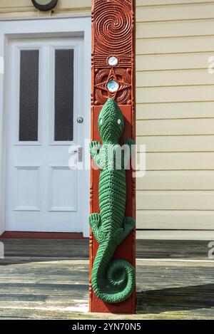 Schöne traditionelle Maori-Skulpturen im Dorf Whakarewarewa, Nordinsel Neuseelands Stockfoto