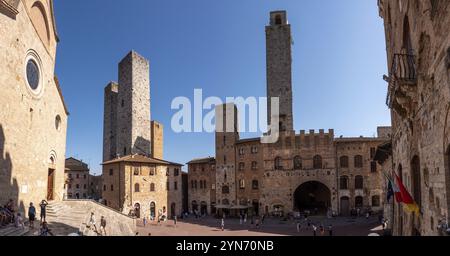 SAN GIMIGNANO, ITALIEN, 20. SEPTEMBER 2023, Hauptplatz Piazza del Duomo in San Gimignano mit seinen berühmten Palasttürmen, Italien, Europa Stockfoto