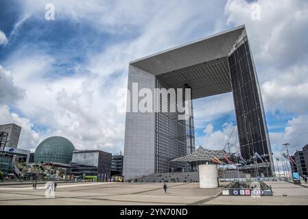 PARIS, FRANKREICH, 29. MAI 2022, berühmter Grande Arche im La Defense Viertel in Paris, Frankreich, Europa Stockfoto