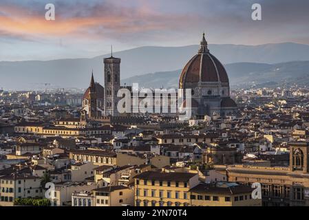 Skyline der Innenstadt von Florenz bei Sonnenuntergang, von der berühmten Piazzale Michelangelo aus gesehen, Italien, Europa Stockfoto