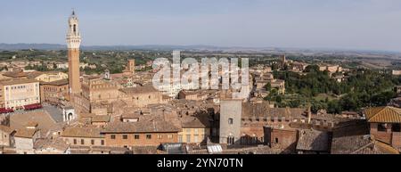 Blick über die Dächer von Siena in Richtung Torre Magna, vom Dach der Kathedrale von Siena aus gesehen, Italien, Europa Stockfoto