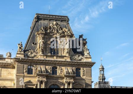 Detail der linken Fassade des Louvre-Palastes an einem sonnigen Sommertag in Paris, Frankreich, Europa Stockfoto