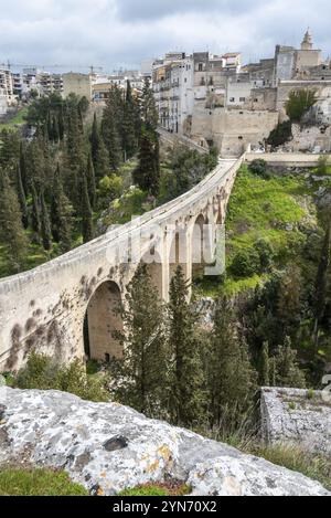 Die berühmte Aquädukt-Brücke aus römischer Zeit in Gravina, Süditalien Stockfoto