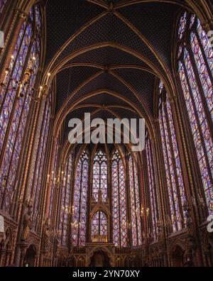 PARIS, FRANKREICH, 13. MAI 2022, das Innere der berühmten Sainte Chapelle in Paris mit beeindruckenden bunten Fenstern, Frankreich, Europa Stockfoto