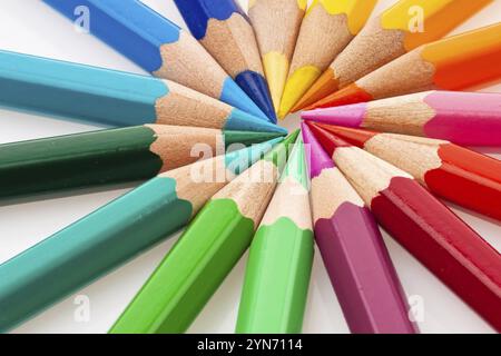 Viele Buntstifte auf weißem Hintergrund. Studio Shot, Österreich, Europa Stockfoto