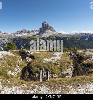 Überreste von militärischen Schützengräben auf dem Klavierberg in den Dolomitenalpen, die während des Ersten Weltkriegs in Südtirol errichtet wurden Stockfoto