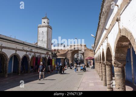 Idyllische Gasse in der Medina von Essaouira, Marokko, Afrika Stockfoto