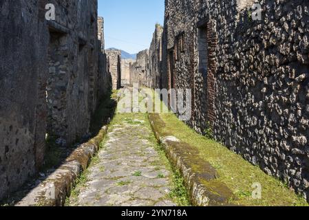 POMPEJI, ITALIEN, 4. MAI 2022, Eine schöne typische Kopfsteinpflasterstraße in der antiken Stadt Pompeji, Süditalien Stockfoto