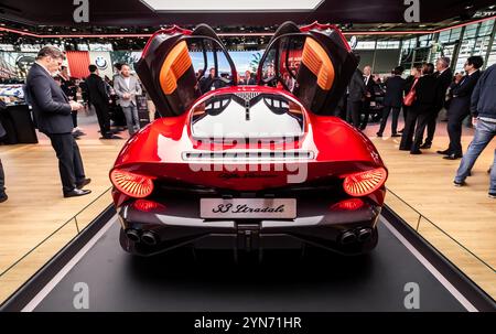 Alfa Romeo 33 Stradale (2025) Sportwagen auf dem Pariser Automobilsalon. Paris, Frankreich - 14. Oktober 2024 Stockfoto