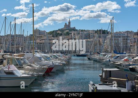 Marseille, Frankreich, 24. November 2024: Segelboote und Yachten im Jachthafen des Alten Hafens von Marseille. Mit der Architektur der Stadt und des Notre Stockfoto