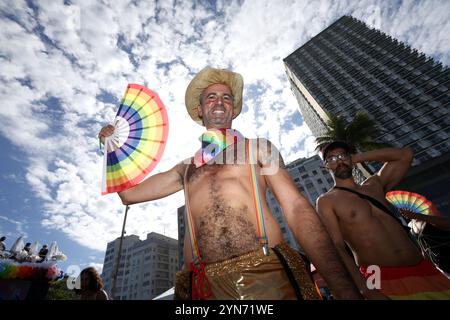 24. November 2024, Rio de Janeiro, Rio de Janeiro, Brasilien: Zehntausende versammelten sich zur Rio LGBTQIA Pride Parade 2024 am Copacabana Beach, um das Thema˜Together to Strength zu feiern. Seit dem ersten Pride 1995 mit 3.000 Menschen haben sich Brasiliens Pride-Veranstaltungen zu den größten Massendemonstrationen des Landes entwickelt, bei denen Bürgerschaft, Vielfalt und der Kampf für LGBT-Rechte hervorgehoben werden. Heute finden jährlich über 150 Pride-Veranstaltungen in ganz Brasilien statt. (Credit Image: © Bob Karp/ZUMA Press Wire) NUR REDAKTIONELLE VERWENDUNG! Nicht für kommerzielle ZWECKE! Stockfoto