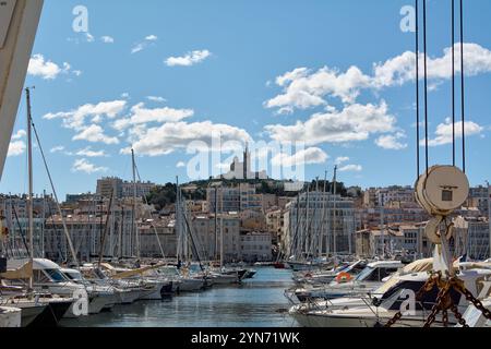 Marseille. Frankreich - 24. November 2024: Alter Hafen von Marseille, mit Segelbooten und Yachten, dem Stadtbild und der berühmten Basilika Notre-Dame de la Garde Stockfoto