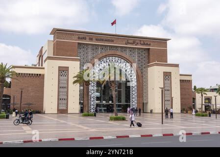 MARRAKESCH, MAROKKO, 20. APRIL 2023, modernes orientalisches Gebäude des Hauptbahnhofs von Marrakesch, Marokko, Afrika Stockfoto