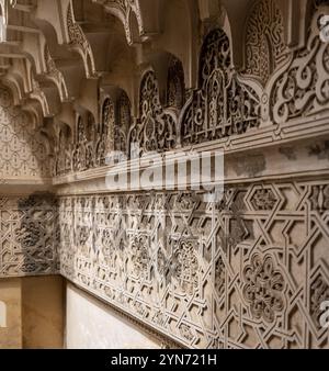 Fes, Marokko, 4. April 2023, reich dekorierte Fassade im Innenhof des Medersa Attarine in Fes, Marokko, Afrika Stockfoto