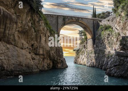 Malerische Bogenbrücke am Fjord of Fury, Amalfiküste Süditalien Stockfoto