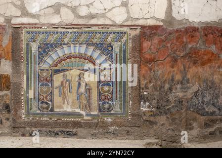 HERCULANEUM, ITALIEN, 5. MAI 2022, Haus des Neptun und Amphitrit in Herculaneum Stockfoto