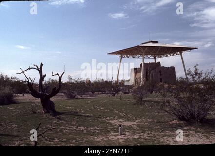 Coolidge, Arizona. USA 1975.. Casa Grande Ruins National Monument. Erbaut von den Menschen der Sonora-Wüste um 650 n. Chr.? Bis 1450 n. Chr. hatte das Gebäude Sommersonnenwende und Mondkalender Stockfoto