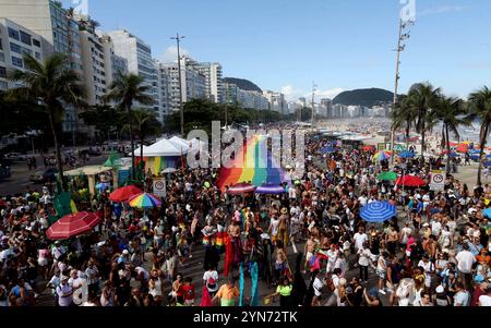 24. November 2024, Rio de Janeiro, Rio de Janeiro, Brasilien: Zehntausende versammelten sich zur Rio LGBTQIA Pride Parade 2024 am Copacabana Beach, um das Thema˜Together to Strength zu feiern. Seit dem ersten Pride 1995 mit 3.000 Menschen haben sich Brasiliens Pride-Veranstaltungen zu den größten Massendemonstrationen des Landes entwickelt, bei denen Bürgerschaft, Vielfalt und der Kampf für LGBT-Rechte hervorgehoben werden. Heute finden jährlich über 150 Pride-Veranstaltungen in ganz Brasilien statt. (Credit Image: © Bob Karp/ZUMA Press Wire) NUR REDAKTIONELLE VERWENDUNG! Nicht für kommerzielle ZWECKE! Stockfoto