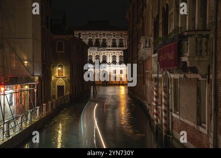 Blick auf das CA Pesaro International Museum of Modern Art bei Nacht, eine Bootsfahrt auf dem rio di San Falice, Venedig, Italien, Europa Stockfoto