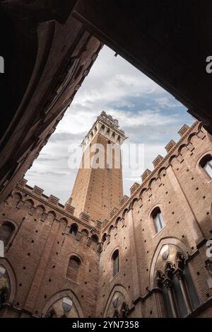 Der Innenhof des Palazzo Pubblico im Zentrum von Siena, Italien, Europa Stockfoto