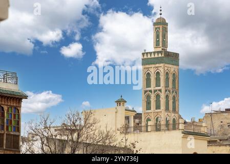 Minarett der Moschee Sidi Ahmed Tijana in der Medina von Fes, Marokko, Afrika Stockfoto