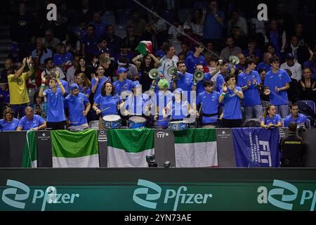 Malaga, Malaga, Spanien. November 2024. Impressionen, Fans von Team Italy feiern den Sieg beim DAVIS CUP FINALE 2024 - Finale 8 - Herren Tennis (Foto: © Mathias Schulz/ZUMA Press Wire) NUR REDAKTIONELLE VERWENDUNG! Nicht für kommerzielle ZWECKE! Quelle: ZUMA Press, Inc./Alamy Live News Stockfoto