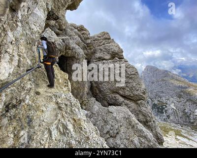 Abenteuerliche Wanderung auf den Lagazuoi in den Dolomiten, autonome Provinz von Südtirol in Italien Stockfoto