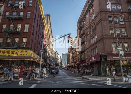 NEW YORK, USA, 21. AUGUST 2022, geschäftige Straße in Manhattans China Town, USA, Nordamerika Stockfoto