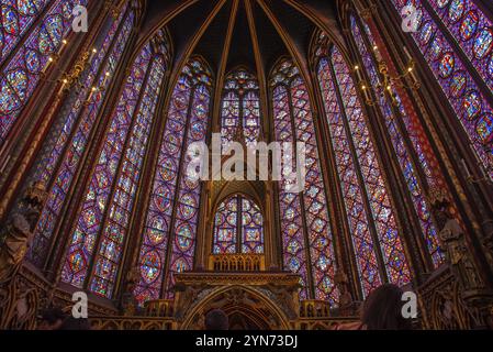 PARIS, FRANKREICH, 13. MAI 2022, das Innere der berühmten Sainte Chapelle in Paris mit beeindruckenden bunten Fenstern, Frankreich, Europa Stockfoto