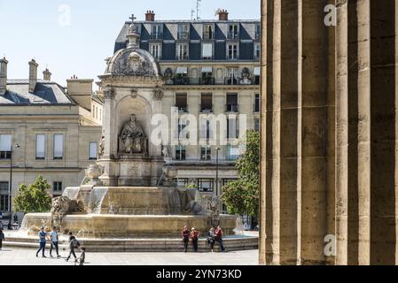 Brunnen St. Sulpice vor der gleichnamigen Kirche in Paris, Frankreich, Europa Stockfoto