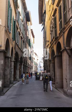 PISA, ITALIEN, 17. SEPTEMBER 2023 - Touristen im Stadtzentrum von Pisa an der Borgo Stretto Straße Stockfoto