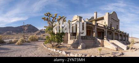 RHYOLITE, USA, 08. SEPTEMBER 2022, ein altes verlassenes Gebäude in der Geisterstadt Rhyolite im Death Valley, USA, Nordamerika Stockfoto