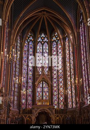 PARIS, FRANKREICH, 13. MAI 2022, das Innere der berühmten Sainte Chapelle in Paris mit beeindruckenden bunten Fenstern, Frankreich, Europa Stockfoto