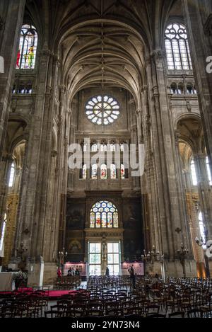 PARIS, FRANKREICH, 24. MAI 2022, hohe Säulen und wunderschön verzierte Decke in der gotischen Kirche Saint Eustache in Paris, Frankreich, Europa Stockfoto