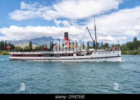 Antikes Dampfschiff auf dem Wakatipu-See in Queenstown, Südinsel Neuseelands Stockfoto