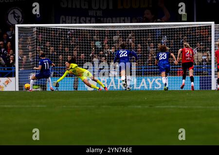 Chelsea Mittelfeldspielerin Guro Reiten erzielt ihr Team beim Barclays Women's Super League Spiel zwischen Chelsea und Manchester United in King Stockfoto