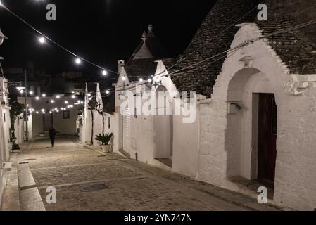 Malerische verlassene Straße im Trulli-Viertel von Alberobello, Süditalien Stockfoto