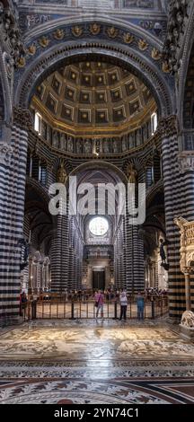 SIENA, ITALIEN, 23. SEPTEMBER 2023, große mittelalterliche Architektur des Kirchenschiffs von Siena, Italien, Europa Stockfoto